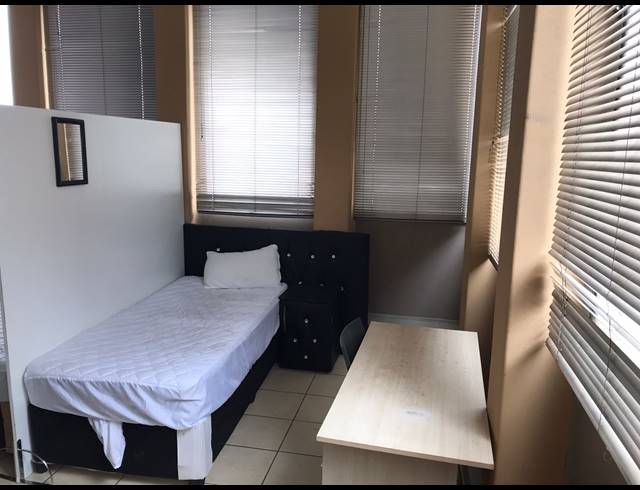 1 BEDROOM FLAT FOR SALE IN BRAAMFONTEIN